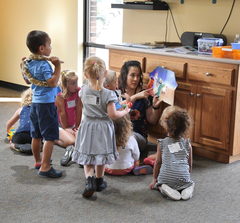 Nursery Kids Serve Volunteer Children Read Lead Classroom